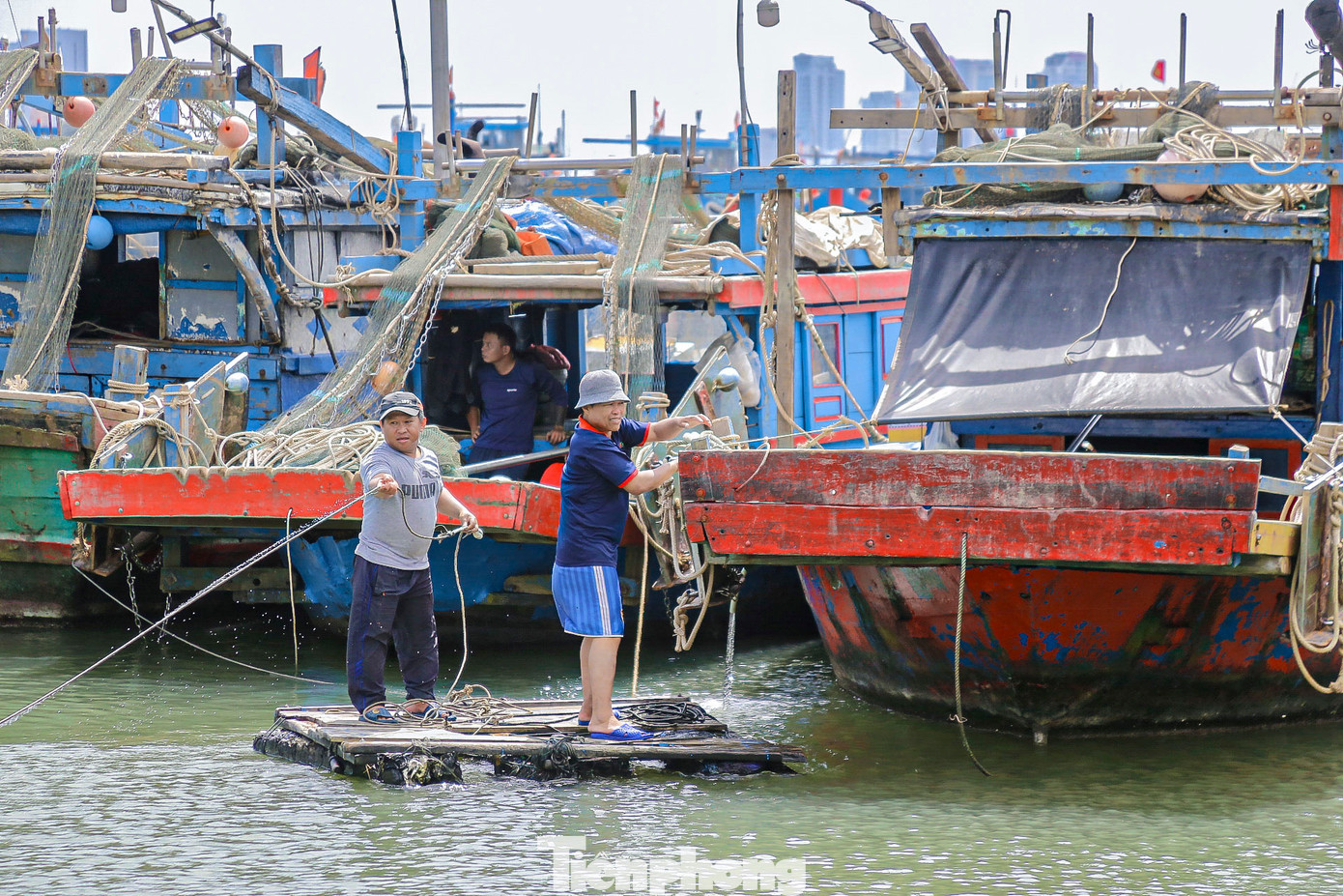 Không khí khẩn trương tại âu thuyền Thọ Quang. Không khí khẩn trương tại âu thuyền Thọ Quang.