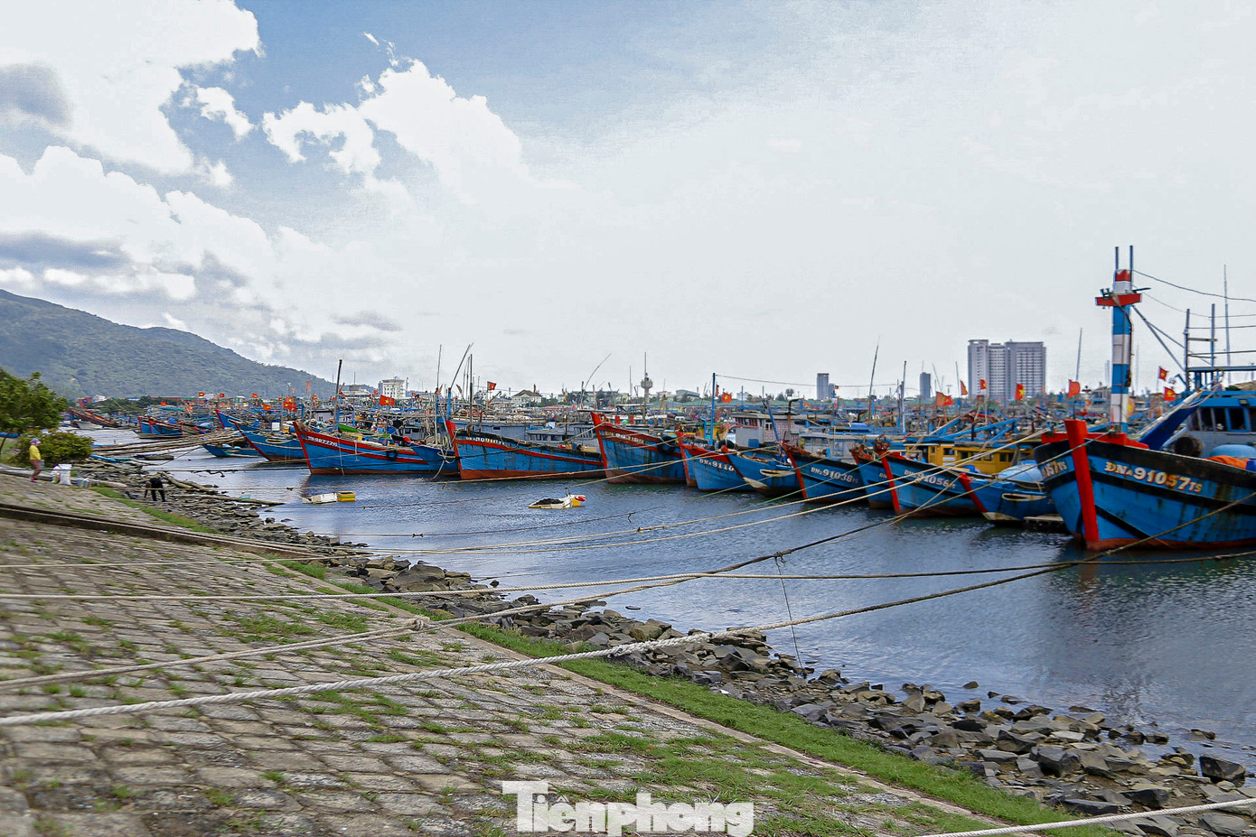 Ngày 24/10, UBND TP. Đà Nẵng ban hành công điện về việc ứng phó với bão gần biển Đông. Theo đó, thành phố đề nghị các sở, ban ngành, quận huyện, lực lượng vũ trang và các đơn vị liên quan chủ động theo dõi sát thông tin dự báo, diễn biến thiên tai có thể xảy ra để kịp thời ứng phó theo các phương án đã chuẩn bị. Ngày 24/10, UBND TP. Đà Nẵng ban hành công điện về việc ứng phó với bão gần biển Đông. Theo đó, thành phố đề nghị các sở, ban ngành, quận huyện, lực lượng vũ trang và các đơn vị liên quan chủ động theo dõi sát thông tin dự báo, diễn biến thiên tai có thể xảy ra để kịp thời ứng phó theo các phương án đã chuẩn bị.