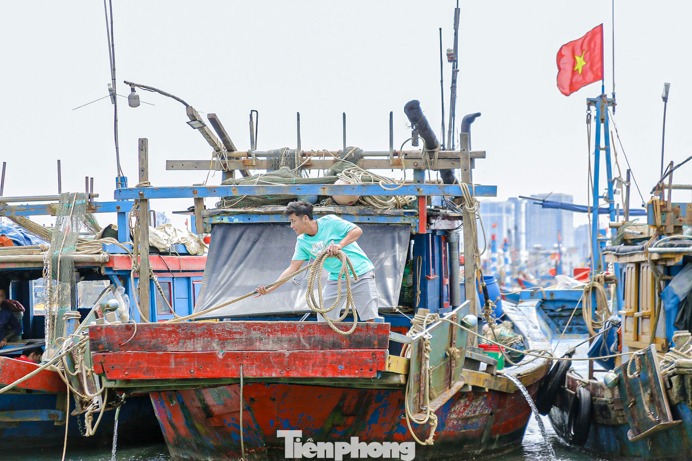 Không khí khẩn trương tại âu thuyền Thọ Quang. Không khí khẩn trương tại âu thuyền Thọ Quang.