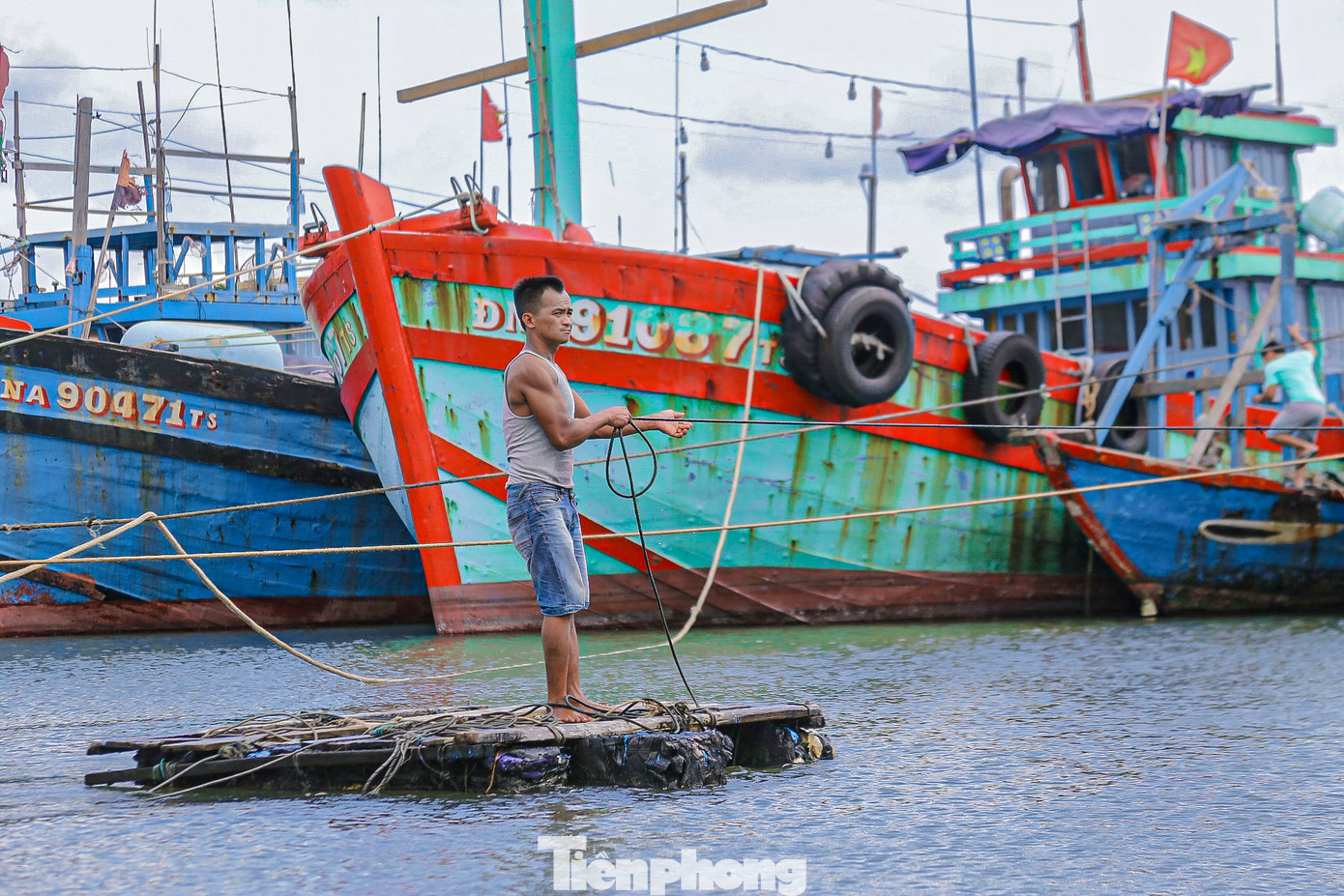 Không khí khẩn trương tại âu thuyền Thọ Quang. Không khí khẩn trương tại âu thuyền Thọ Quang.