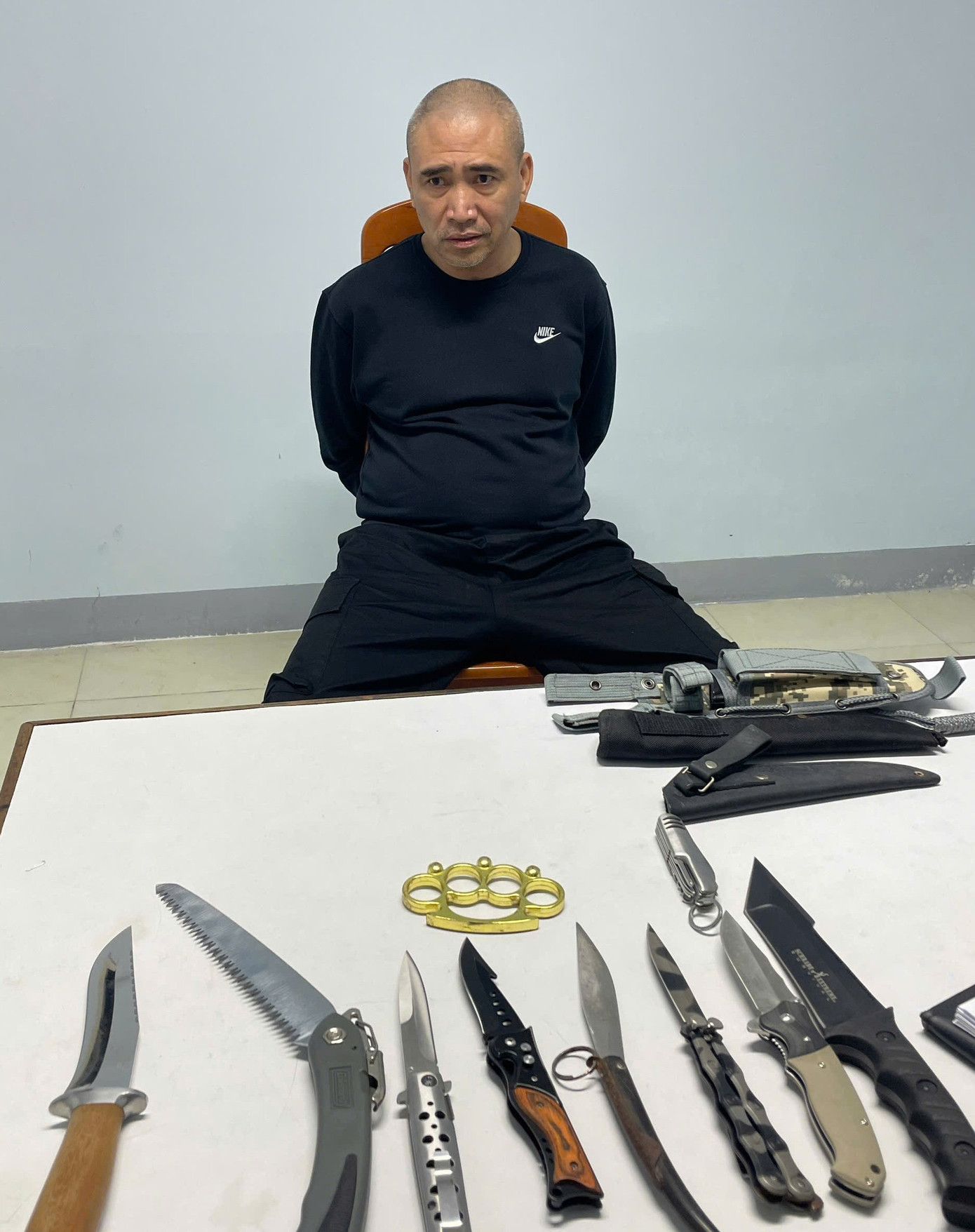 Đối tượng Trần Ngọc Anh cùng tang vật thu giữ được tại thời điểm bị bắt theo lệnh truy nã đặc biệt. Đối tượng Trần Ngọc Anh cùng tang vật thu giữ được tại thời điểm bị bắt theo lệnh truy nã đặc biệt.