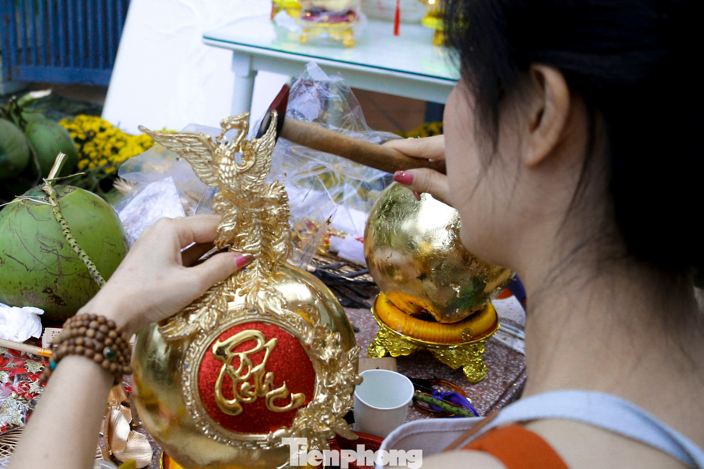 "Những quả dừa phải được chọn lựa kỹ càng, quả phải đẹp và tròn đều. Trước khi trang trí rồng, phượng và họa tiết tôi phải bôi keo rồi dát vàng lên. Mỗi cặp dừa dát vàng mất 1-2 giờ để hoàn thành và làm theo mẫu khách hàng đặt", chị Hồng nói.