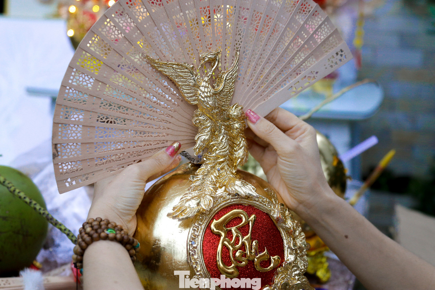 Mỗi quả dừa hoàn thành có giá từ 300.000 - 600.000 đồng. Những cặp đẹp có giá "rát tay" khoảng 2 triệu đồng vẫn hút người mua.