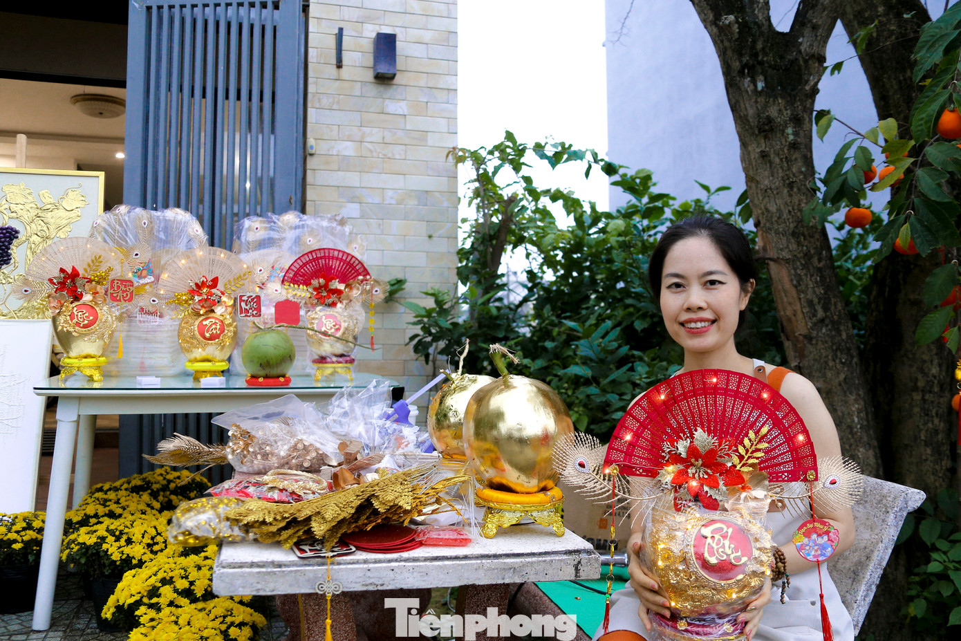 "Cận Tết, khách đặt nhiều nên tôi phải hủy một số đơn hàng vì làm không kịp. Tôi không dám nhận nhiều vì muốn mỗi quả khi đã được làm ra phải thật đẹp, tỉ mỉ và đặc sắc, tôi chỉ nhận cho 20 trái mỗi ngày", chị Hồng chia sẻ.