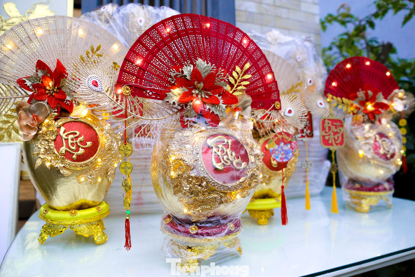 Mỗi quả dừa hoàn thành có giá từ 300.000 - 600.000 đồng. Những cặp đẹp có giá "rát tay" khoảng 2 triệu đồng vẫn hút người mua.