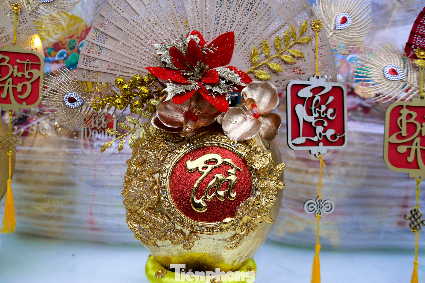 Những quả dừa dát vàng được chị Hồng làm công phu, đẹp mắt để phục vụ thị trường Tết.