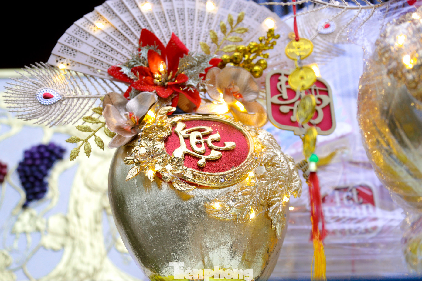 Những quả dừa dát vàng được chị Hồng làm công phu, đẹp mắt để phục vụ thị trường Tết.