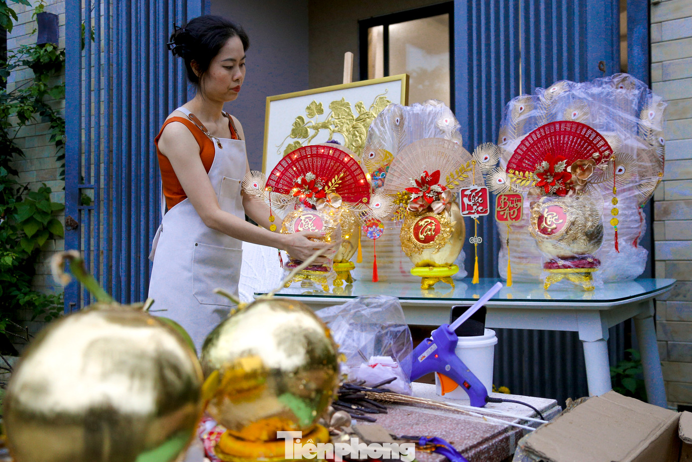 Mỗi dịp Tết, dừa dát vàng được nhiều người ưa chuộng nhờ vẻ ngoài sang trọng, đẹp mắt. Với ý nghĩa cầu may mắn, tài lộc, phát tài, năm nay, những quả dừa được chị Phạm Thị Ánh Hồng dát vàng đẹp mắt, được nhiều người đặt mua.