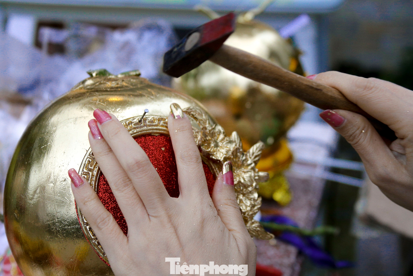 Sau khi dát vàng, dừa sẽ được trang trí các họa tiết để phù hợp cho ngày Tết.