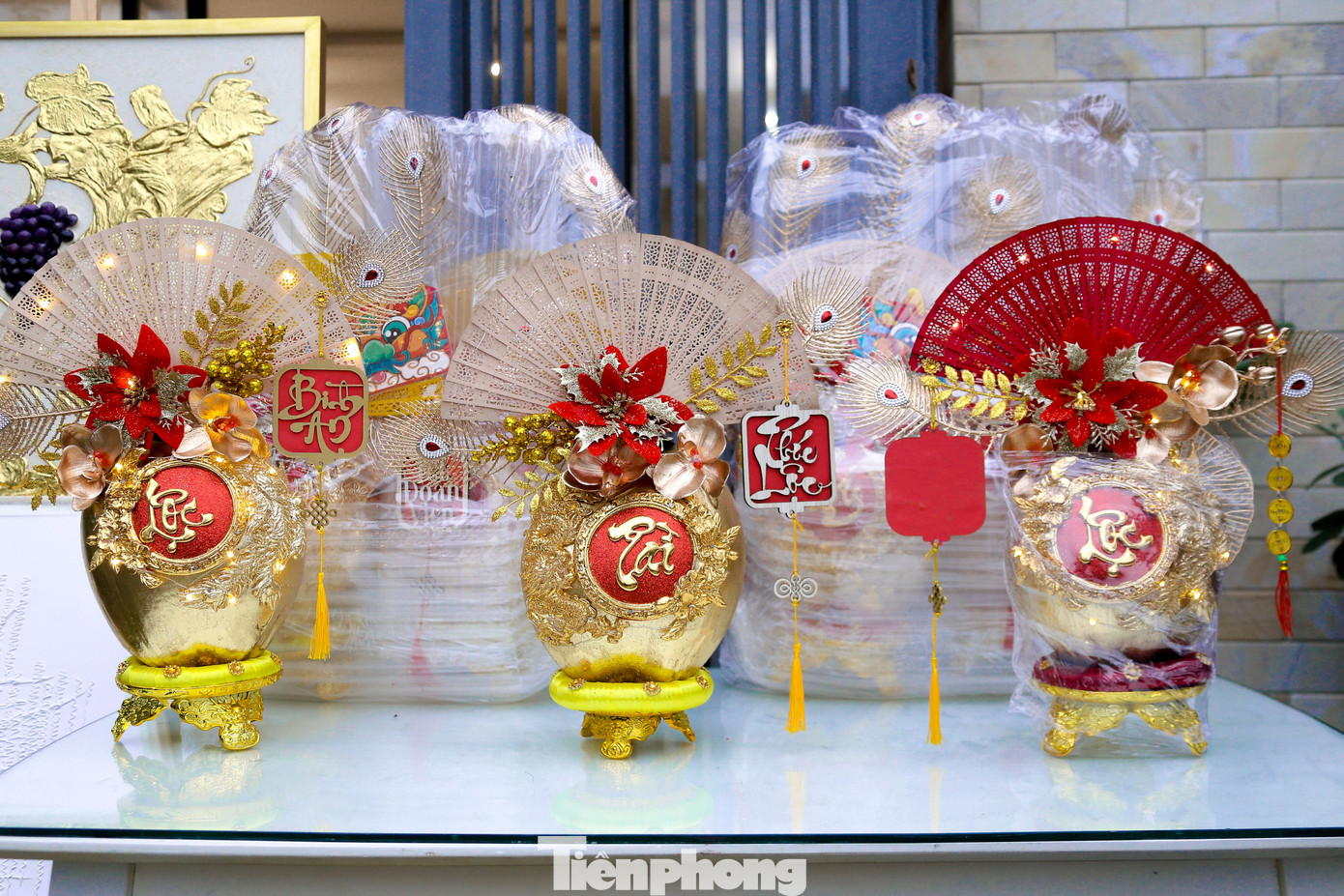 Những quả dừa dát vàng được chị Hồng làm công phu, đẹp mắt để phục vụ thị trường Tết.