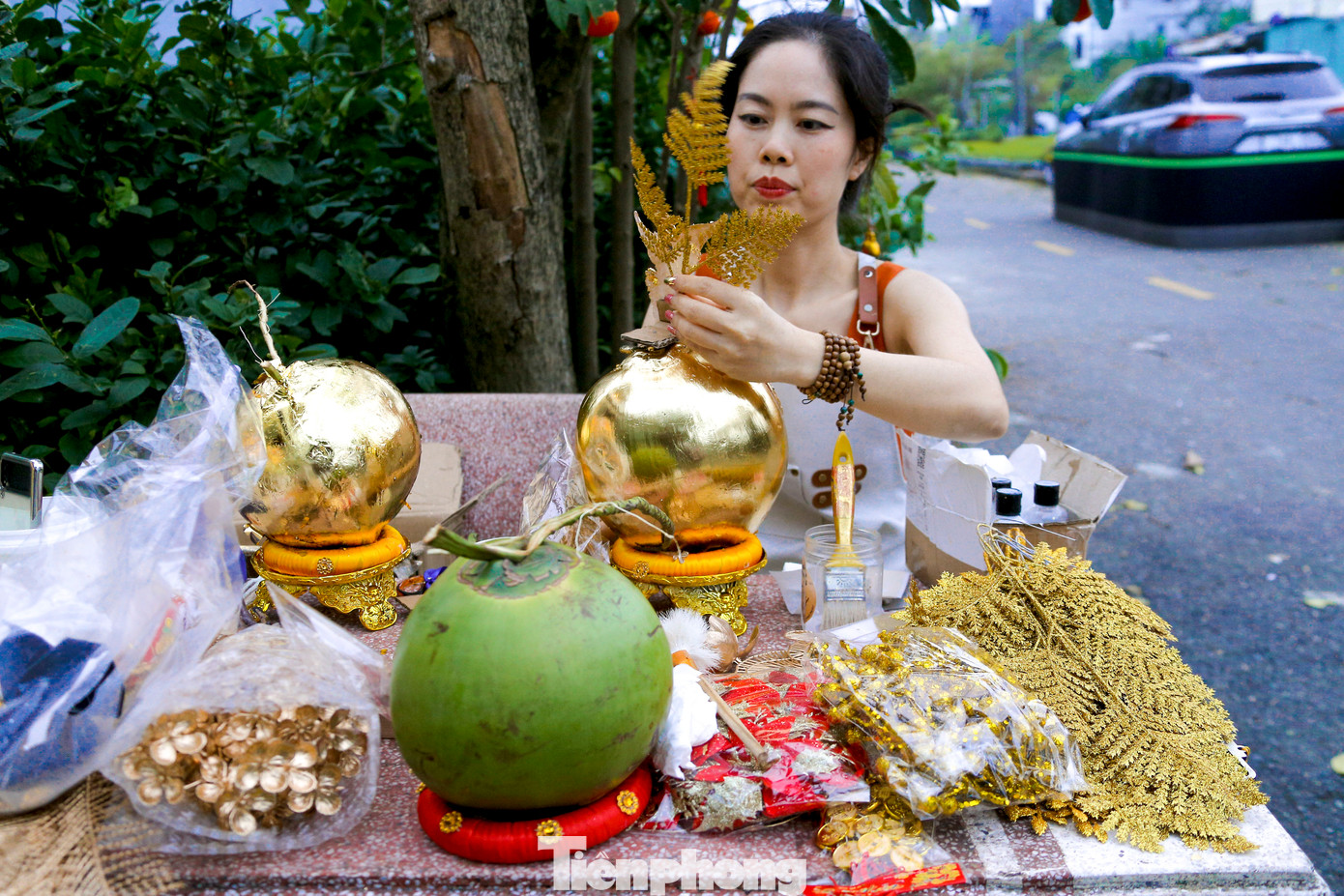 Năm nay lượng người đặt mua nhiều nên chị Hồng phải làm tất bật từ sáng sớm đến chiều tối mới đủ hàng giao kịp cho khách. Theo chị Hồng, trung bình mỗi ngày chị làm ra khoảng hơn 20 quả dừa dát vàng, mỗi quả có giá dao động từ 300.000 - 600.000 đồng.