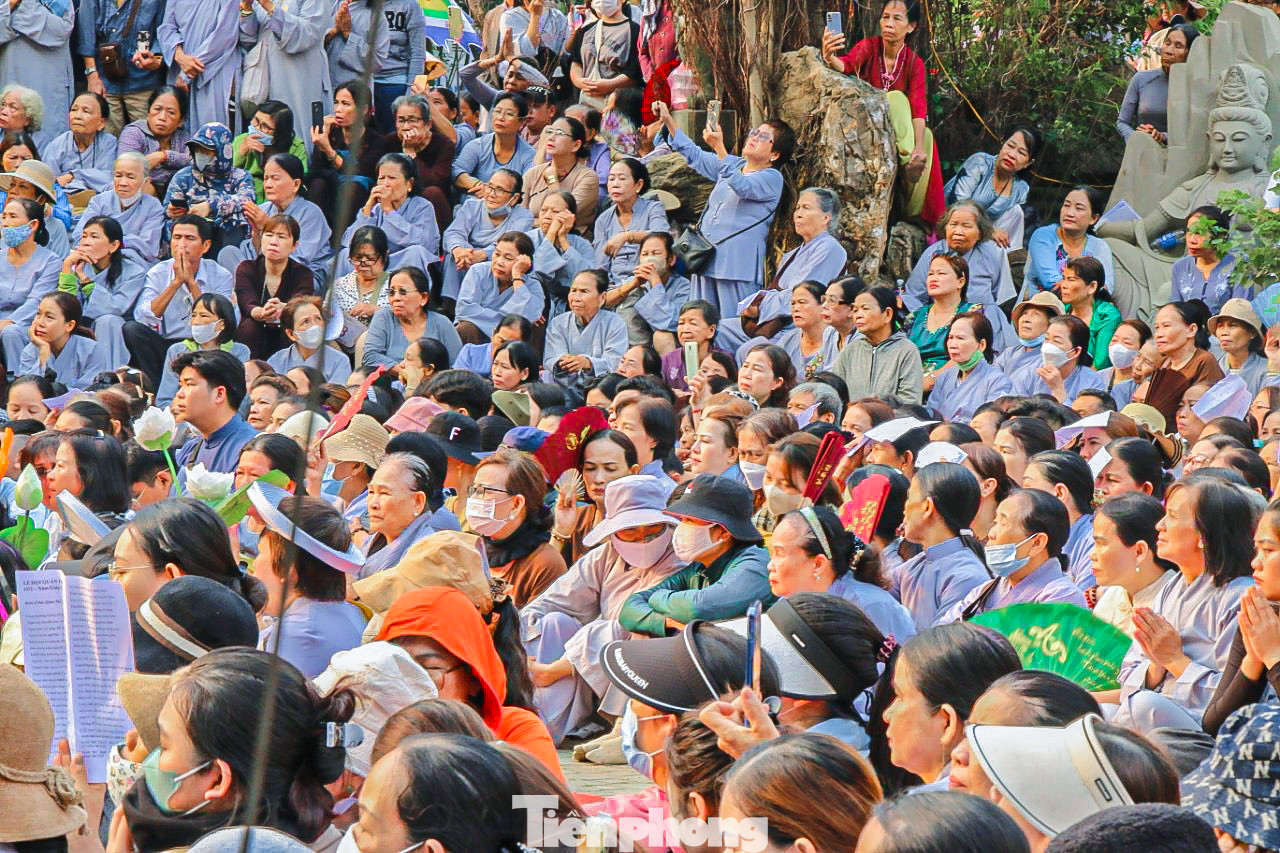 Ghi nhận của phóng viên, từ sáng sớm, dòng người đã đổ về chùa Quán Thế Âm (quận Ngũ Hành Sơn, TP Đà Nẵng) để tham dự lễ chính của lễ hội Quán Thế Âm Đà Nẵng 2024. Hàng nghìn phật tử, người dân và du khách đã đến để cầu bình an.