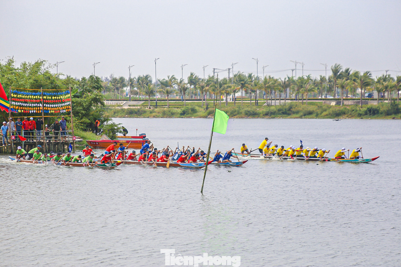 Dưới sự cổ vũ nhiệt tình của các cổ động viên và người dân, các đội thuyền đã thi đấu hết mình, mang đến không khí rộn ràng trên sông Cổ Cò.