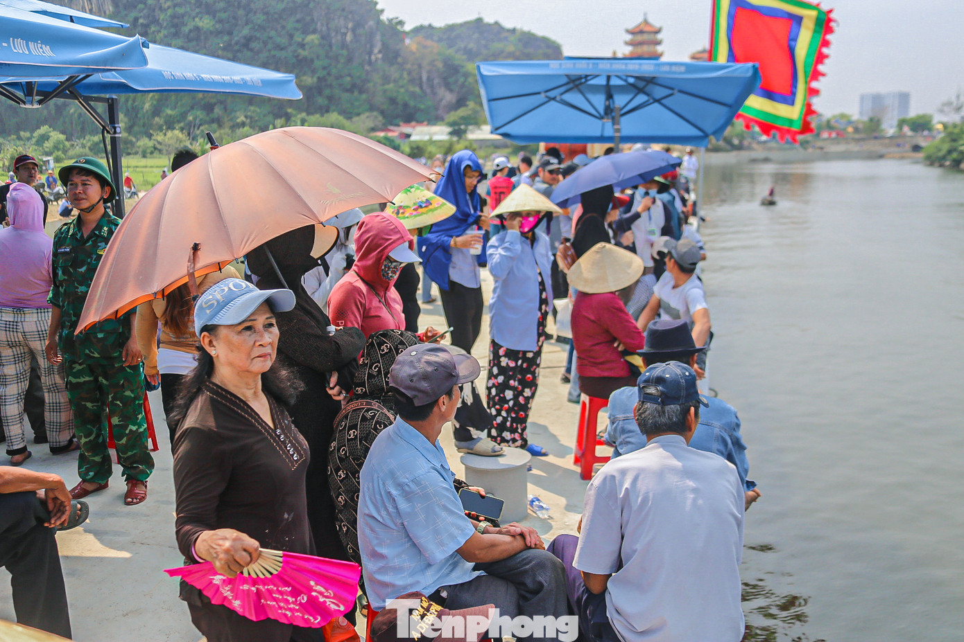 Trong khi đó, giải đua thuyền trên sông Cổ Cò (quận Ngũ Hành Sơn) năm nay với chủ đề Đoạt cờ lệnh, rước Huyền Trân Công chúa mang ý nghĩa lịch sử, nhân văn, diễn đạt phần nào về lịch sử triều đại nhà Trần. Hàng trăm người dân, du khách đến từ khắp nơi đã đội nắng cổ vũ cho các đội đua thuyền thi đấu.
