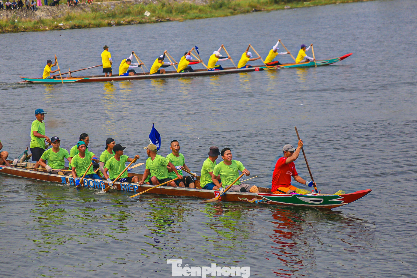 Dưới sự cổ vũ nhiệt tình của các cổ động viên và người dân, các đội thuyền đã thi đấu hết mình, mang đến không khí rộn ràng trên sông Cổ Cò.