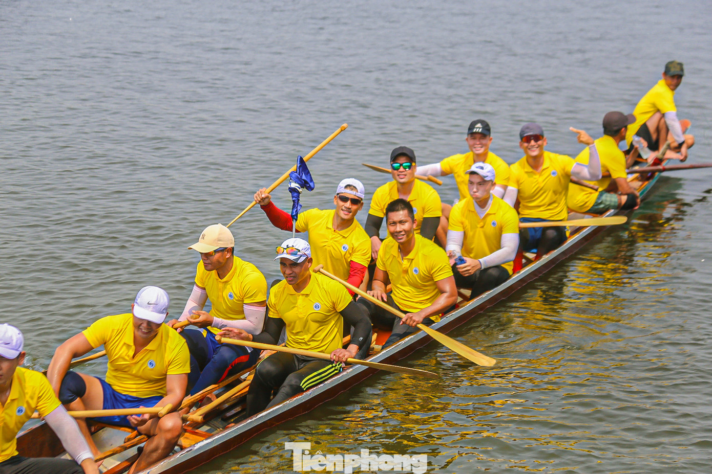 Niềm vui chiến thắng của các tay đua khi về nhất cuộc thi. Đội thuyền quận Hải Châu đã về đích với vị trí đứng đầu, theo sau là đội Hòa Vang, Liên Chiểu và Sơn Trà.