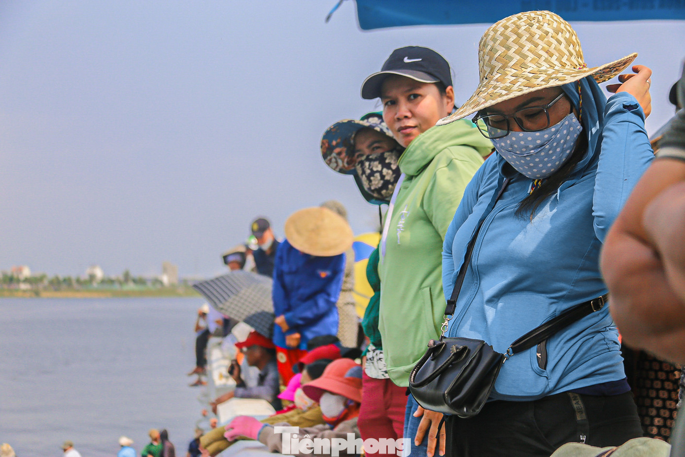 Dù nắng nóng, cổ động viên các đội ở trên bờ vẫn cổ vũ hết mình.