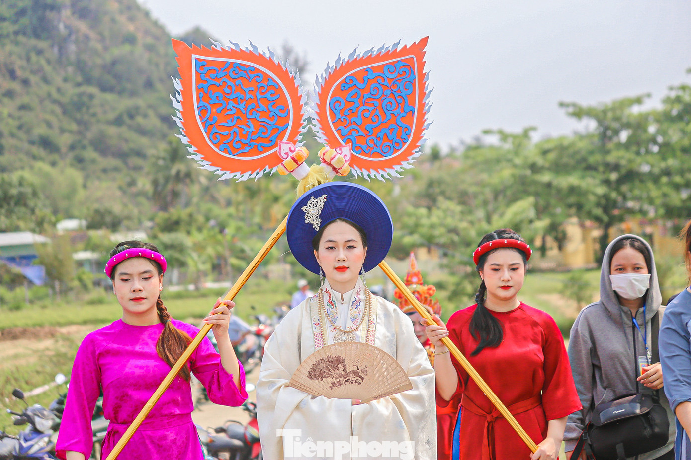 Sau cuộc thi, Huyền Trân Công chúa được rước lên thuyền và diễu hành trên sông Cổ Cò.