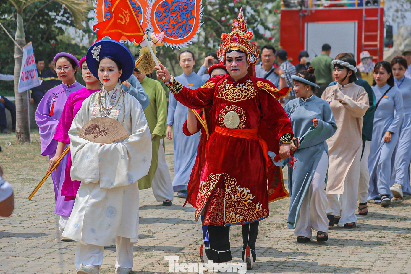 Sau cuộc thi, Huyền Trân Công chúa được rước lên thuyền và diễu hành trên sông Cổ Cò.