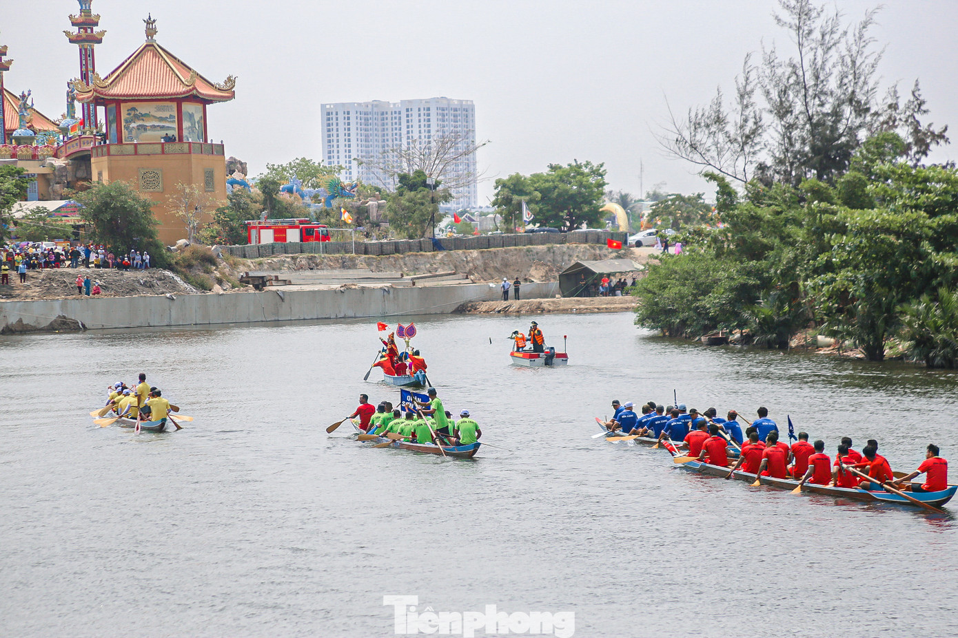Sau cuộc thi, Huyền Trân Công chúa được rước lên thuyền và diễu hành trên sông Cổ Cò.