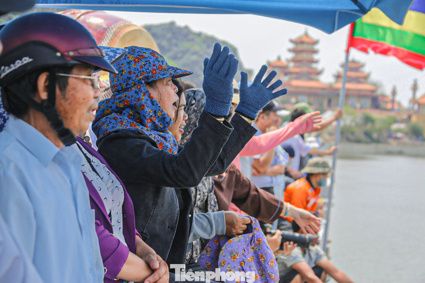 Dù nắng nóng, cổ động viên các đội ở trên bờ vẫn cổ vũ hết mình.