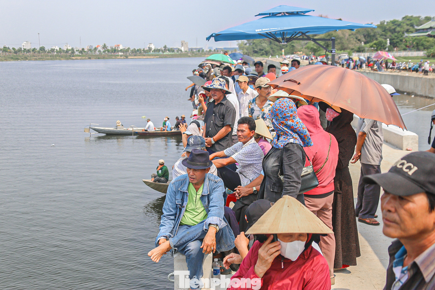 Trong khi đó, giải đua thuyền trên sông Cổ Cò (quận Ngũ Hành Sơn) năm nay với chủ đề Đoạt cờ lệnh, rước Huyền Trân Công chúa mang ý nghĩa lịch sử, nhân văn, diễn đạt phần nào về lịch sử triều đại nhà Trần. Hàng trăm người dân, du khách đến từ khắp nơi đã đội nắng cổ vũ cho các đội đua thuyền thi đấu.