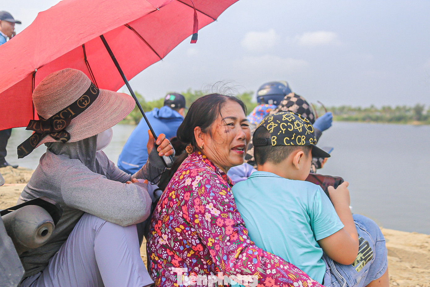 Dù nắng nóng, cổ động viên các đội ở trên bờ vẫn cổ vũ hết mình.