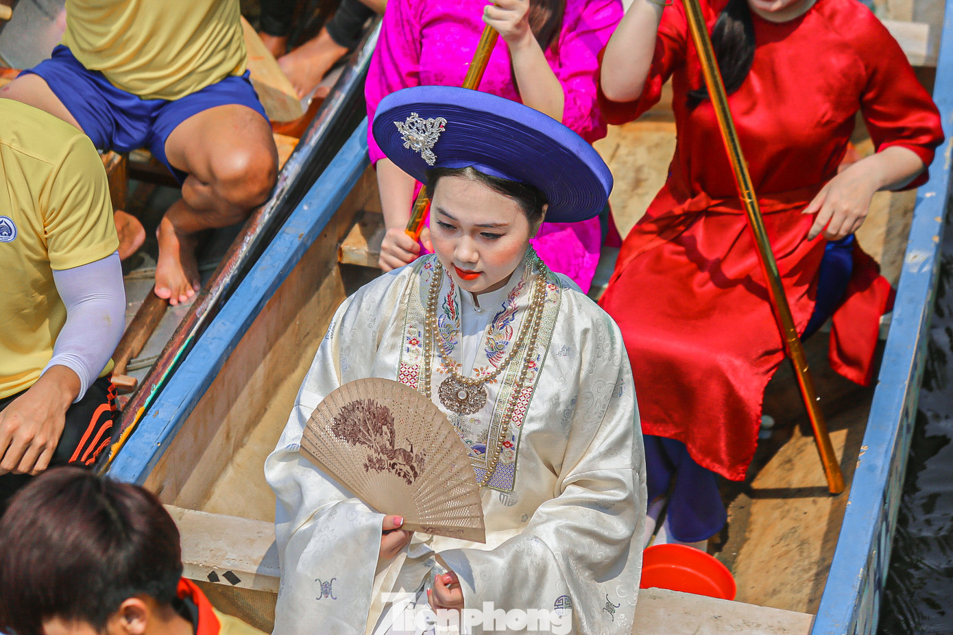 Sau cuộc thi, Huyền Trân Công chúa được rước lên thuyền và diễu hành trên sông Cổ Cò.