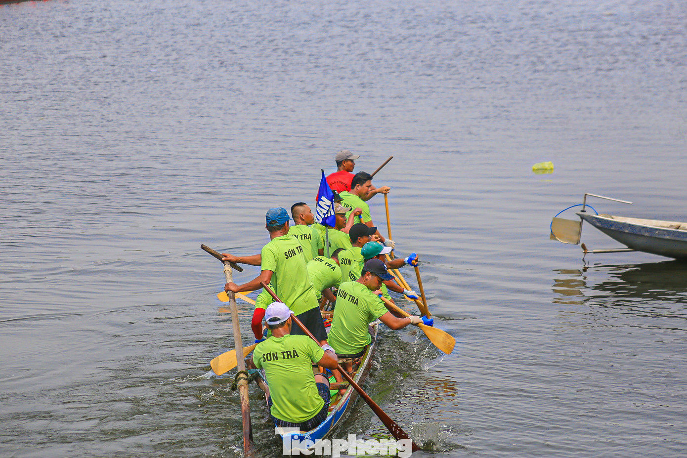 Dưới sự cổ vũ nhiệt tình của các cổ động viên và người dân, các đội thuyền đã thi đấu hết mình, mang đến không khí rộn ràng trên sông Cổ Cò.