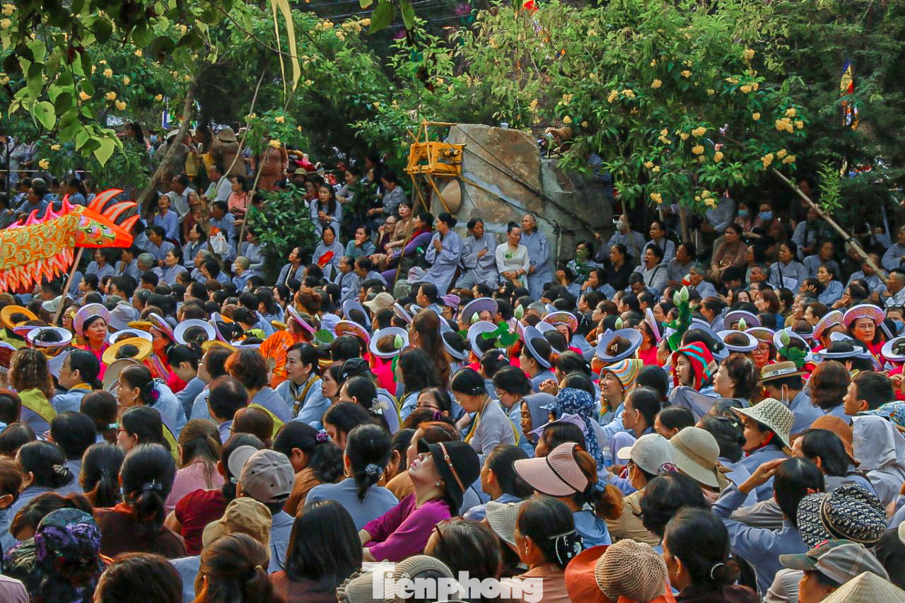 Ghi nhận của phóng viên, từ sáng sớm, dòng người đã đổ về chùa Quán Thế Âm (quận Ngũ Hành Sơn, TP Đà Nẵng) để tham dự lễ chính của lễ hội Quán Thế Âm Đà Nẵng 2024. Hàng nghìn phật tử, người dân và du khách đã đến để cầu bình an.