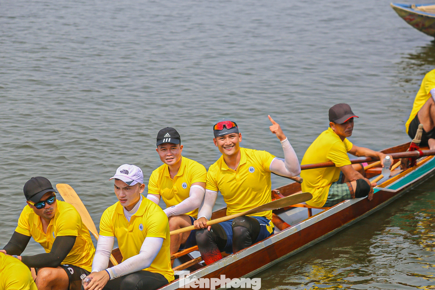 Niềm vui chiến thắng của các tay đua khi về nhất cuộc thi. Đội thuyền quận Hải Châu đã về đích với vị trí đứng đầu, theo sau là đội Hòa Vang, Liên Chiểu và Sơn Trà.