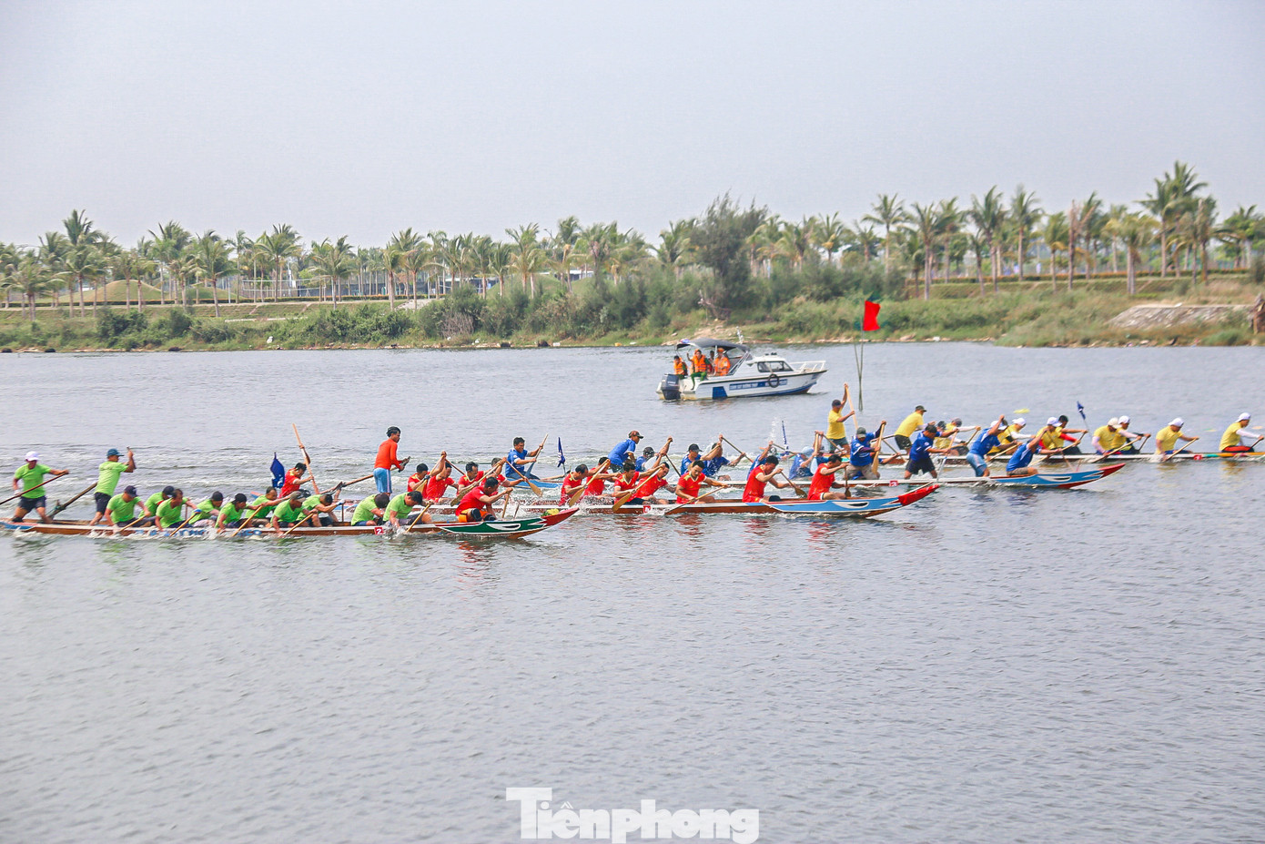 Dưới sự cổ vũ nhiệt tình của các cổ động viên và người dân, các đội thuyền đã thi đấu hết mình, mang đến không khí rộn ràng trên sông Cổ Cò.