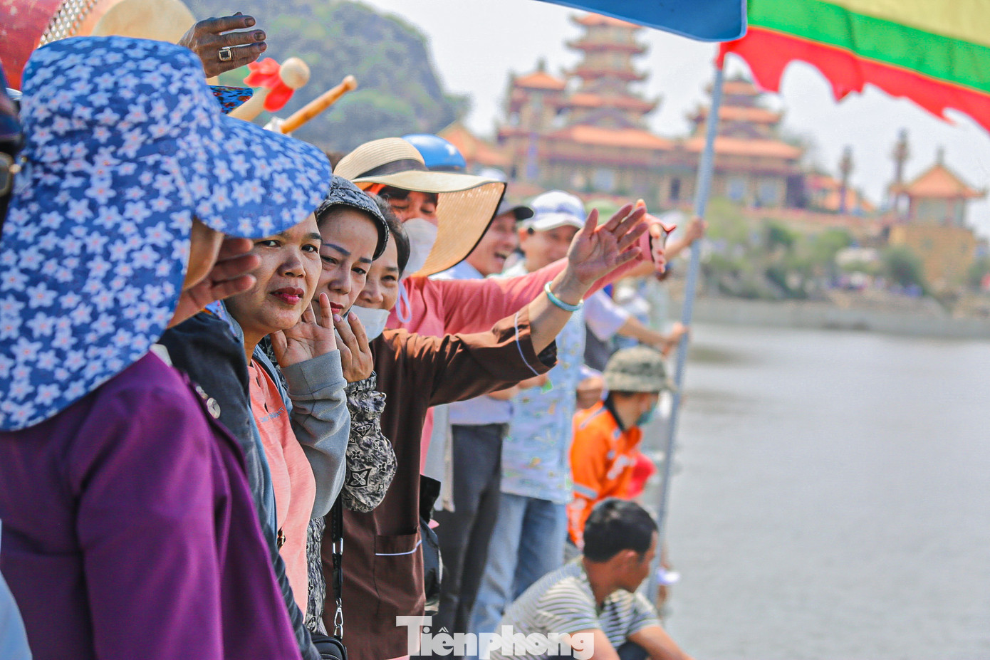 Dù nắng nóng, cổ động viên các đội ở trên bờ vẫn cổ vũ hết mình.