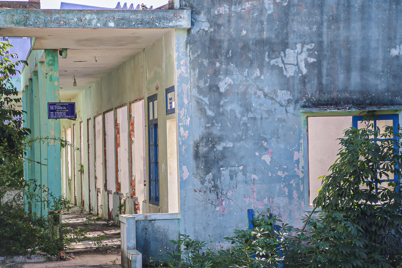 Những mảng tường đã bị bong tróc, hư hỏng, kính vỡ vương vãi khắp nơi. Những mảng tường đã bị bong tróc, hư hỏng, kính vỡ vương vãi khắp nơi.