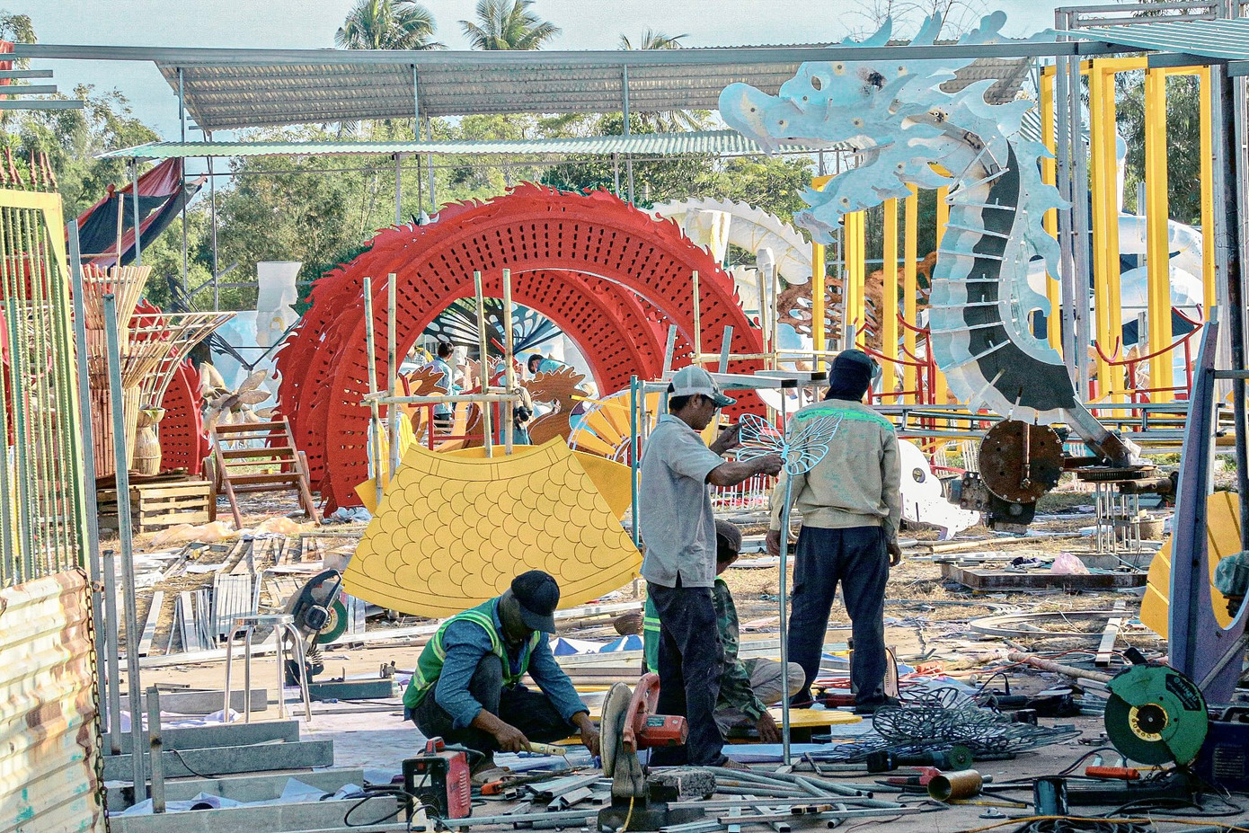 Theo ghi nhận, hàng chục công nhân đang tất bật làm việc để hoàn thành những công đoạn, tạo hình cho linh vật rồng, kịp cho người dân tham quan trước Tết. Theo ghi nhận, hàng chục công nhân đang tất bật làm việc để hoàn thành những công đoạn, tạo hình cho linh vật rồng, kịp cho người dân tham quan trước Tết.