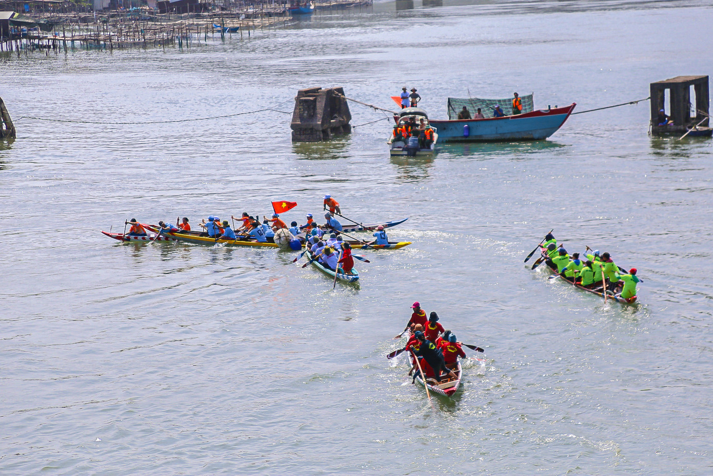 Các đội thuyền đã thi đấu hết mình dưới sự hò reo của hàng nghìn người dân.