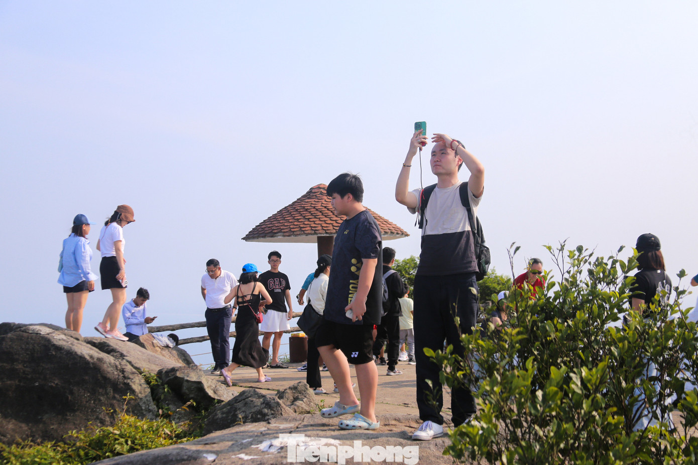 Ghi nhận của phóng viên, chiều ngày 10/3, hàng trăm người dân, du khách tấp nập đổ về đỉnh Bàn Cờ để chụp hình cùng với sự tò mò sau khi tỷ phú Bill Gates vừa ngồi uống trà tại đây.