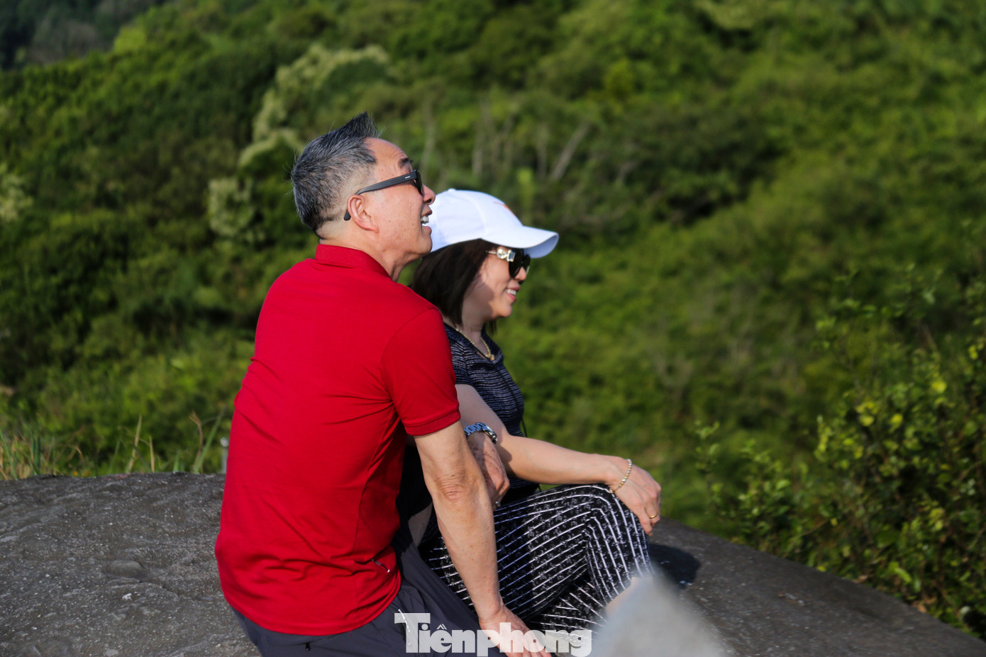 Nhiều gia đình, bạn trẻ cùng nhau check - in trên đỉnh Bàn Cờ.