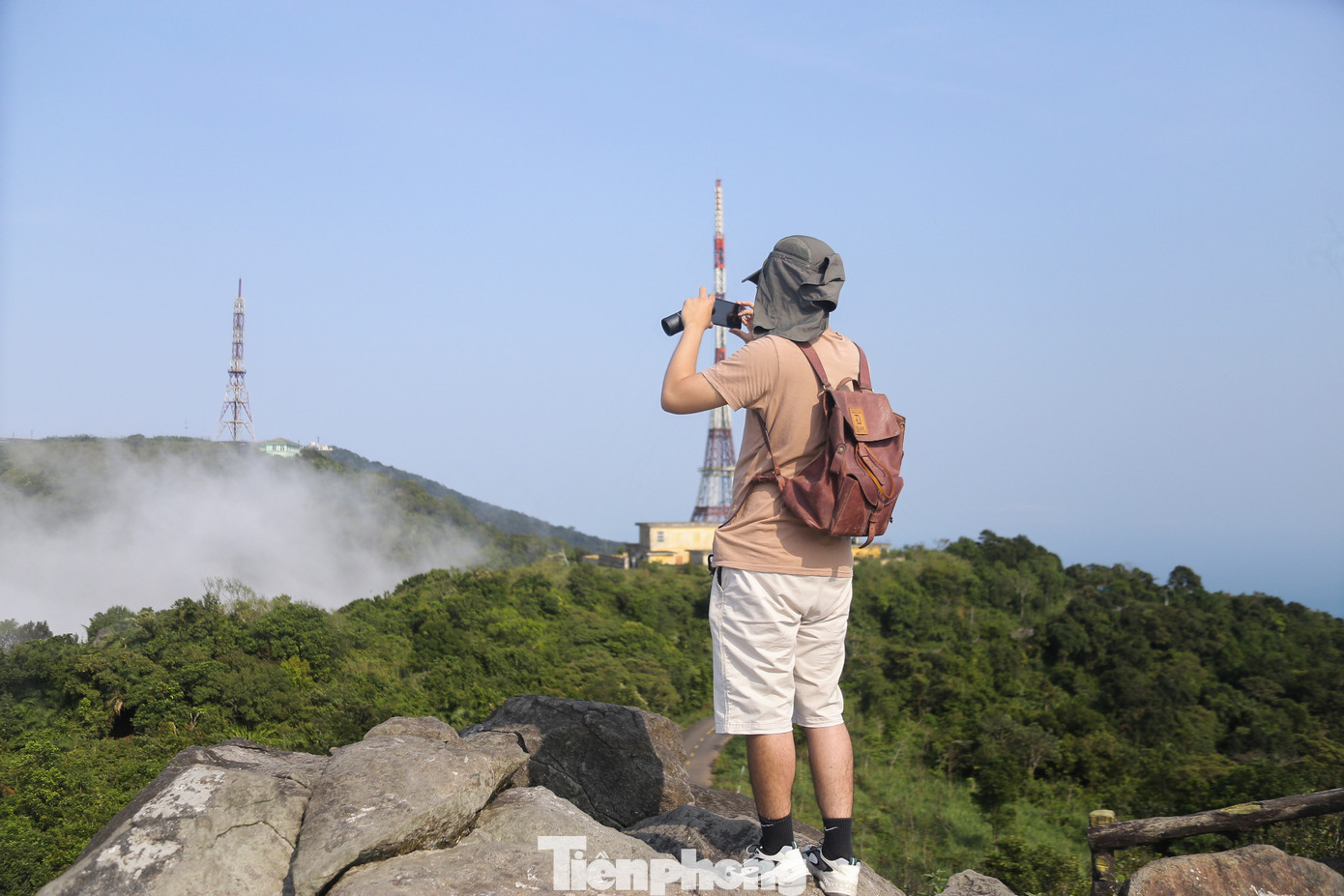 Với độ cao 700 m so với mực nước biển, đứng trên đỉnh núi, người dân và du khách có thể chiêm ngưỡng vẻ đẹp lung linh của TP. Đà Nẵng. Vì vậy, đỉnh Bàn Cờ được nhiều người lựa chọn để tham quan du lịch, tận hưởng bầu không khí trong lành, tươi mát của đất trời.