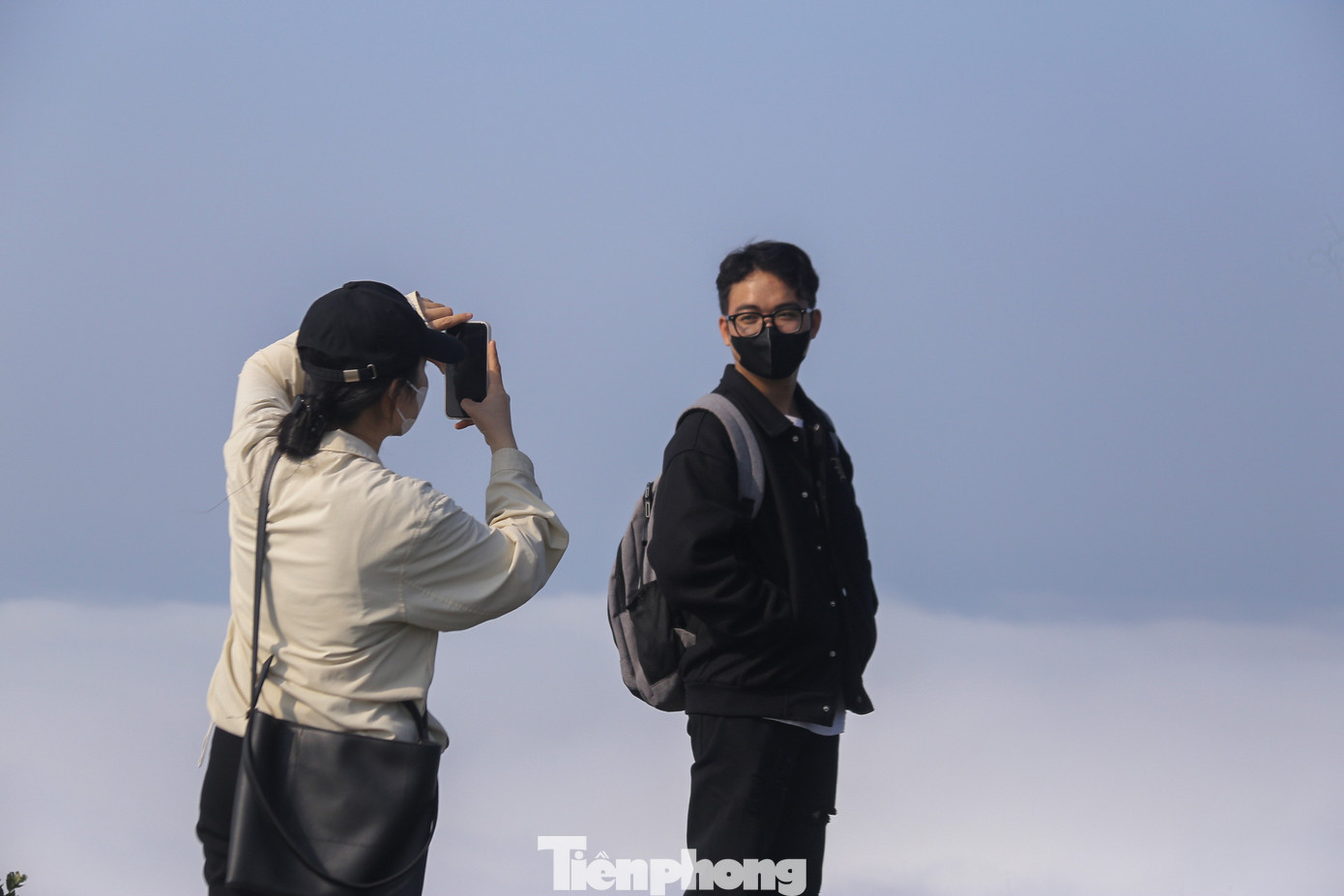 Nhiều gia đình, bạn trẻ cùng nhau check - in trên đỉnh Bàn Cờ.