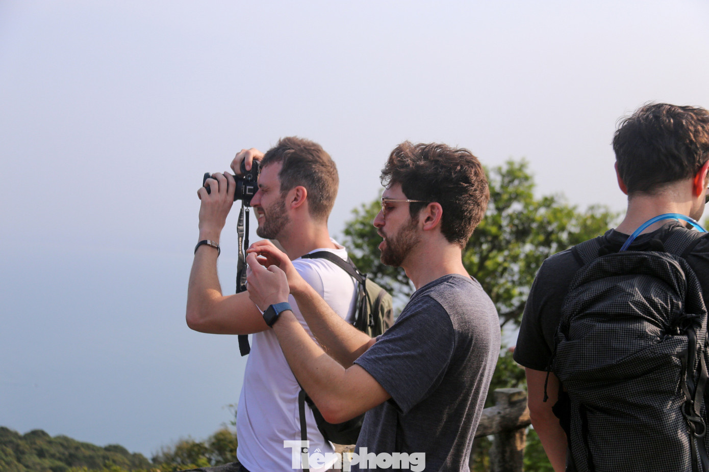 Nhiều du khách đến từ nước ngoài cũng tranh thủ chụp hình, tham quan tại đây.