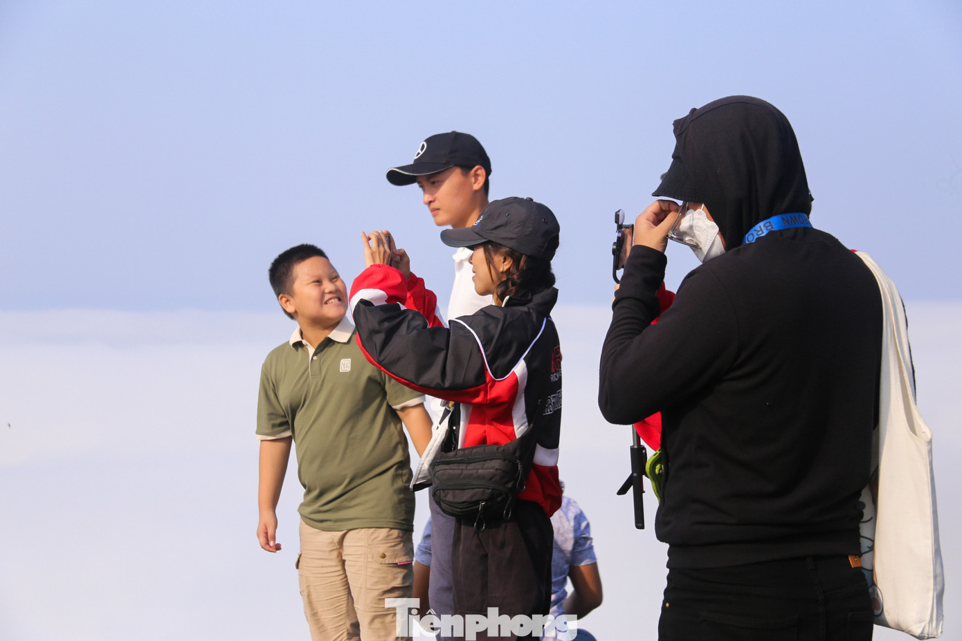 Tranh thủ thời tiết đẹp, nhiều gia đình đã lựa chọn đỉnh Bàn Cờ để đến tham quan, du lịch dịp cuối tuần khiến nơi đây trở nên đông nghịt.