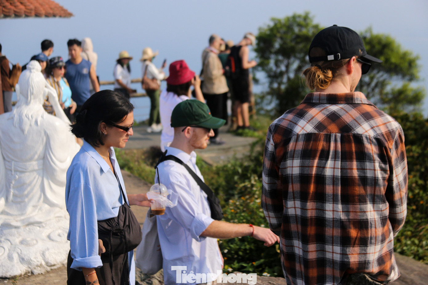 Khung cảnh thiên nhiên đầy mê hoặc và cuốn hút trên đỉnh Bàn Cờ khiến nhiều người thích thú.