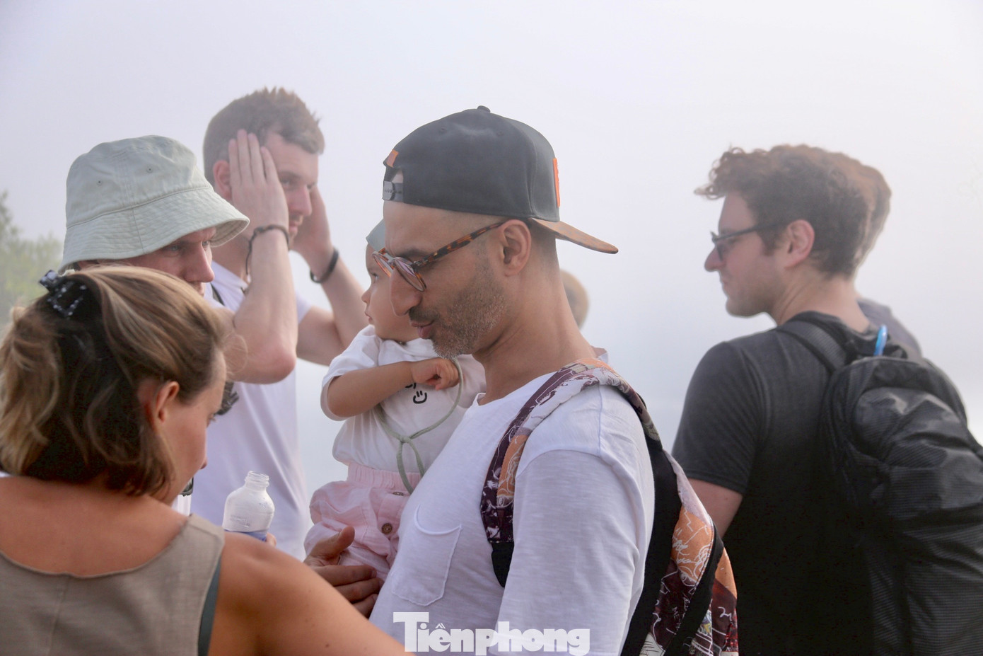 Tranh thủ thời tiết đẹp, nhiều gia đình đã lựa chọn đỉnh Bàn Cờ để đến tham quan, du lịch dịp cuối tuần khiến nơi đây trở nên đông nghịt.