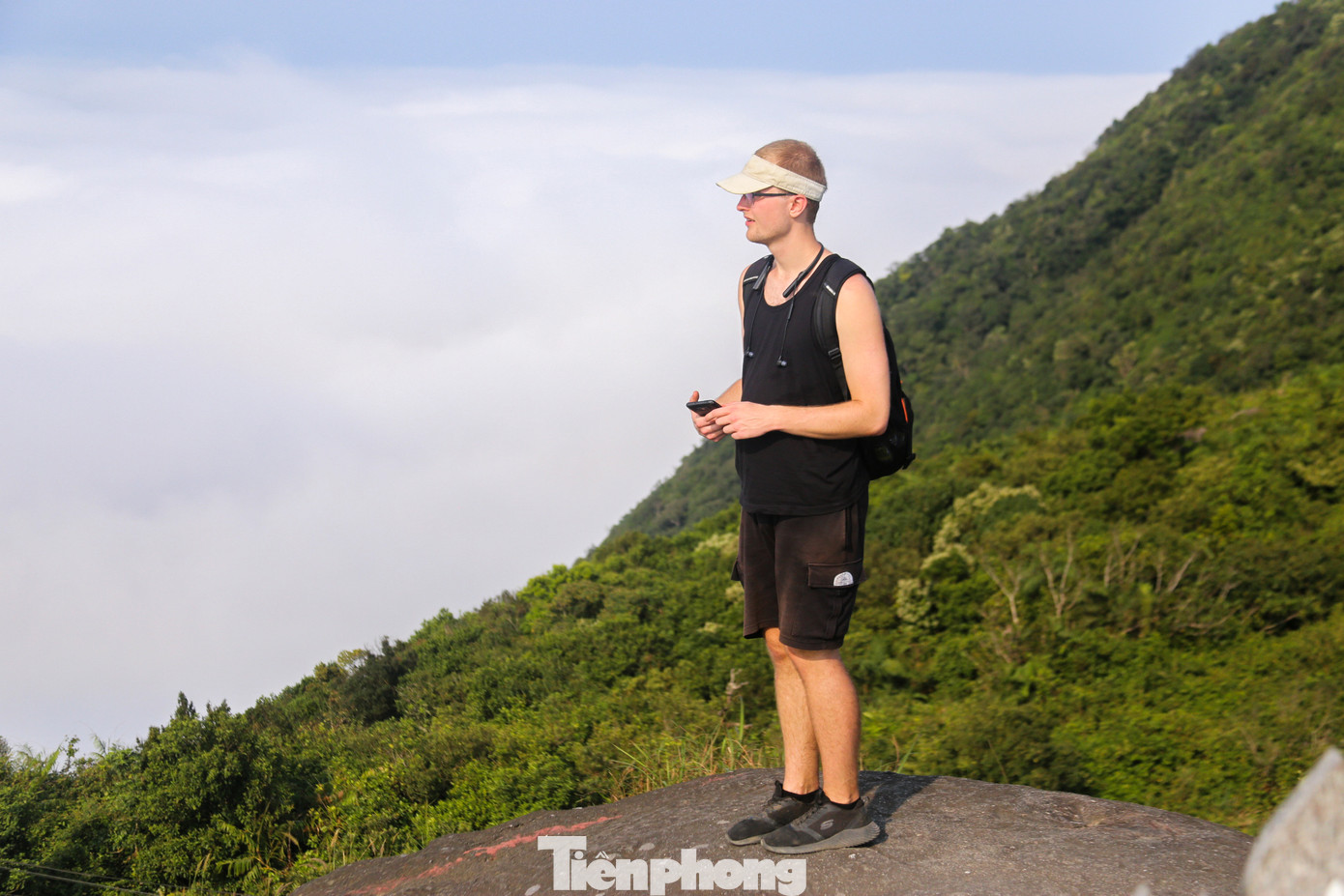 Nhiều du khách đến từ nước ngoài cũng tranh thủ chụp hình, tham quan tại đây.