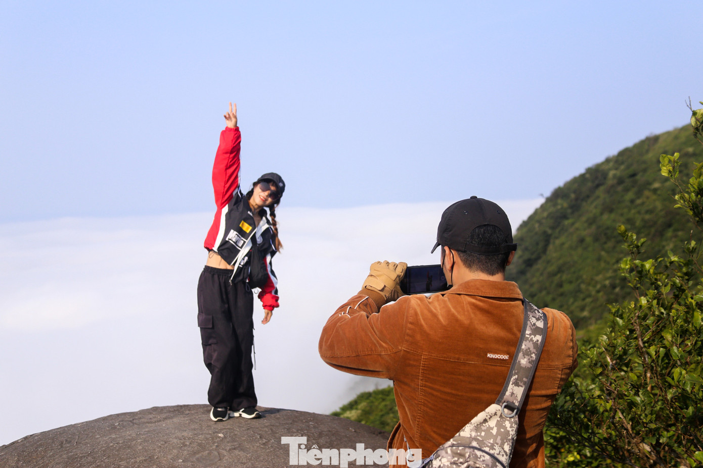 Nhiều gia đình, bạn trẻ cùng nhau check - in trên đỉnh Bàn Cờ.