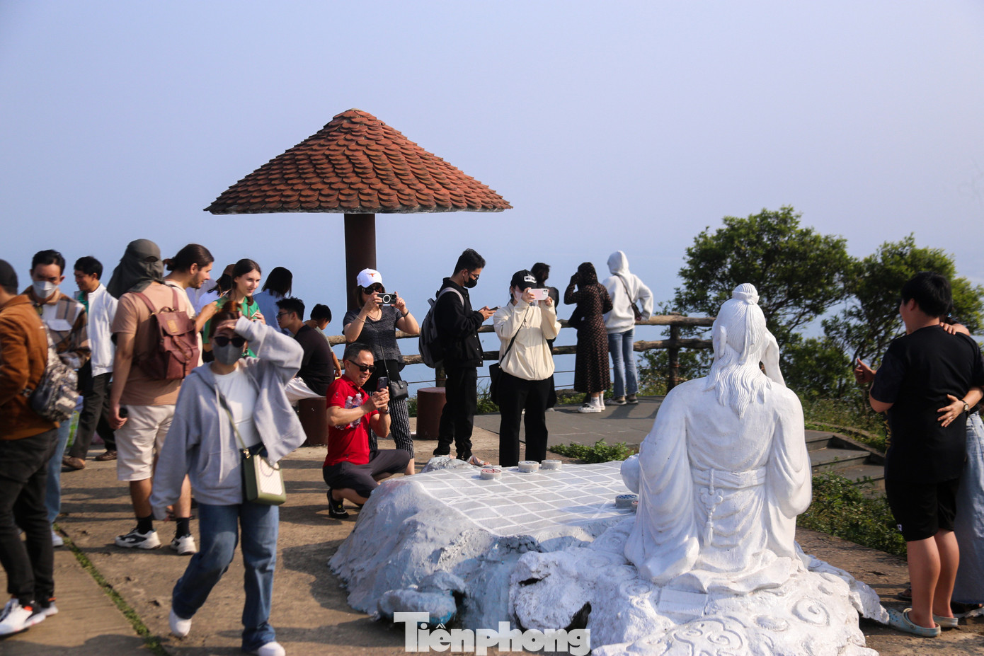 Ghi nhận của phóng viên, chiều ngày 10/3, hàng trăm người dân, du khách tấp nập đổ về đỉnh Bàn Cờ để chụp hình cùng với sự tò mò sau khi tỷ phú Bill Gates vừa ngồi uống trà tại đây.