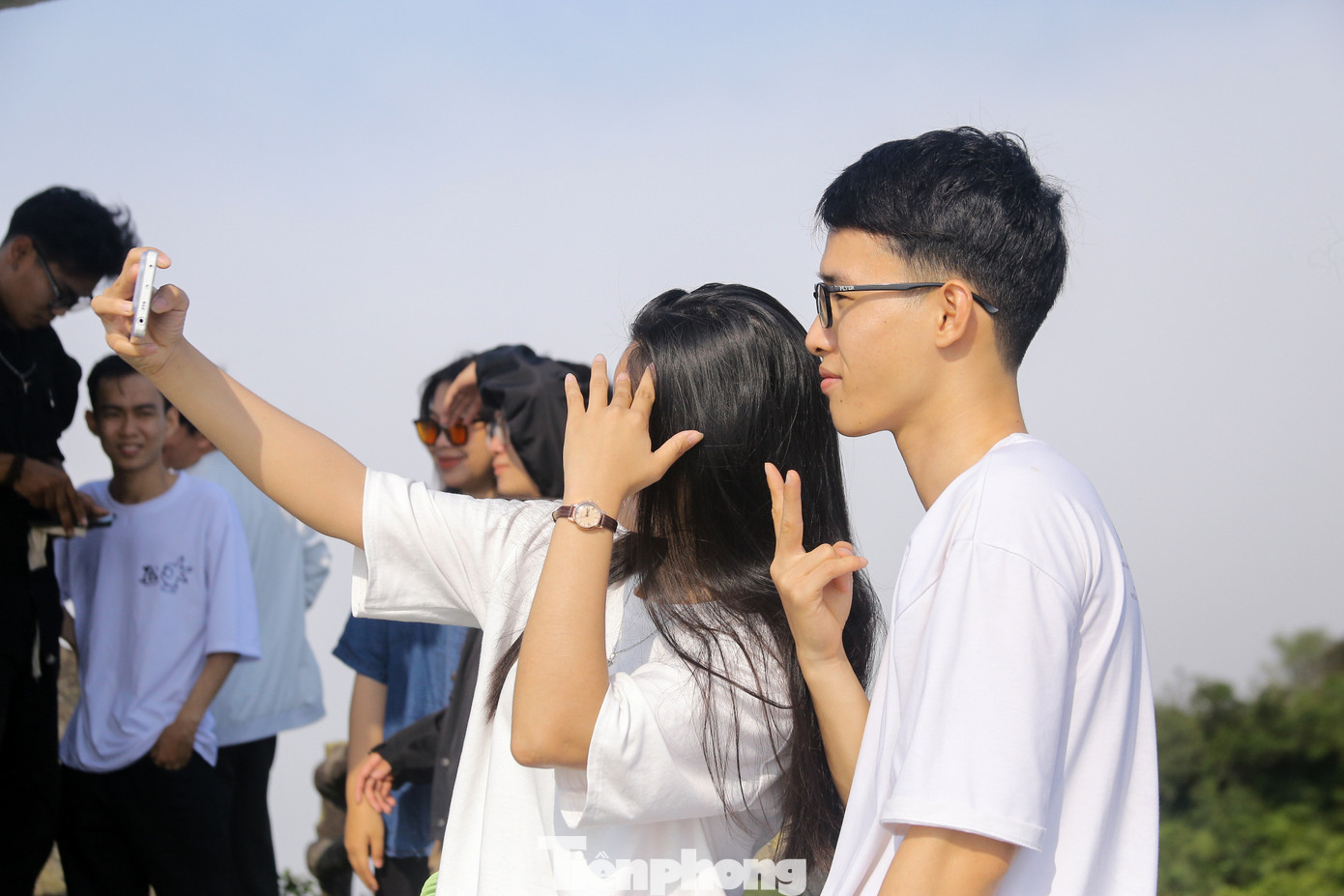 Bạn Ngô Tiến Dũng đến từ Hà Tĩnh cho hay, những ngày này lướt mạng khắp nơi đều thấy thông tin tỷ phú Bill Gates tham quan, thưởng trà trên đỉnh Bàn Cờ. “Ở Đà Nẵng được mấy năm rồi nhưng đây là lần đầu em đến đây. Những ngày qua, thông tin tỷ phú Bill Gates thưởng trà trên đỉnh Bàn Cờ đang rất hot trên mạng nên em cũng tranh thủ chạy lên xem thử và chụp hình để đăng Facebook”, bạn Dũng cho biết.