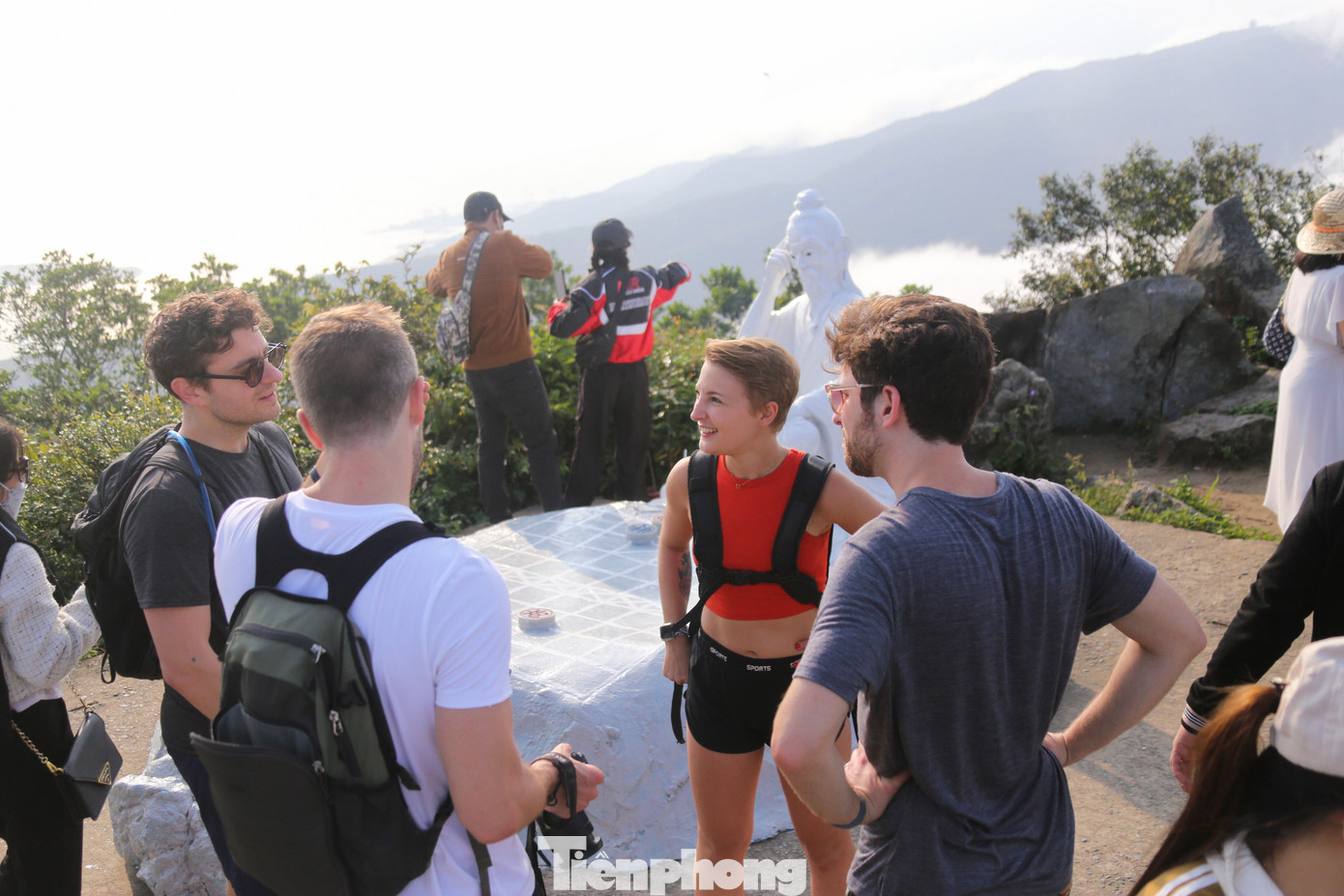 Nhiều du khách đến từ nước ngoài cũng tranh thủ chụp hình, tham quan tại đây.