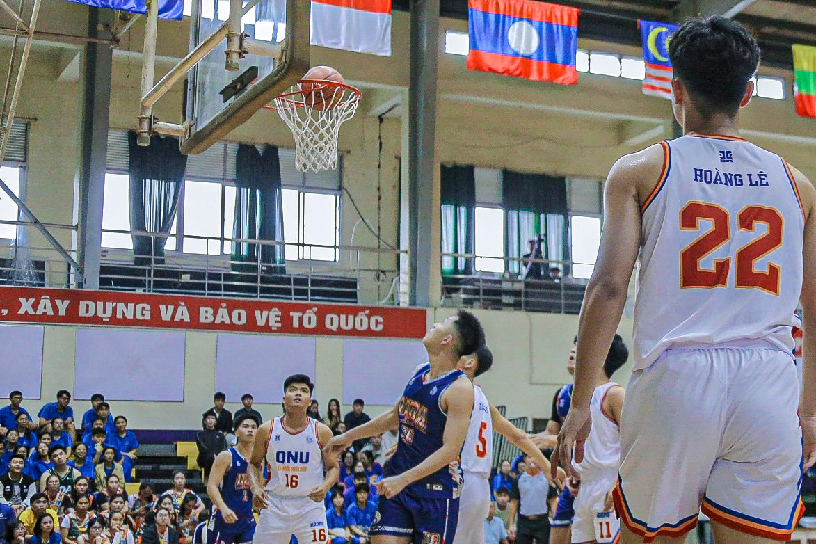 Trận khai mạc giữa ĐH Đà Nẵng và ĐH Quy Nhơn đã diễn ra đầy sôi nổi, hấp dẫn với nhiều pha bóng đẹp.